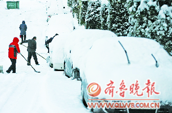 1日開始,煙臺降下新年第一場雪,截至2日14時,部分地區(qū)積雪已達(dá)31厘米。　本報記者　趙金陽　攝