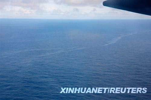 這張巴西空軍6月2日在大西洋海域拍攝的照片顯示的是據(jù)信為法航失蹤客機航空燃油的漂浮帶。法國軍方發(fā)言人普拉聚克3日在巴黎接受媒體采訪時表示，經(jīng)過法方勘測，巴西空軍2日在大西洋海域發(fā)現(xiàn)的飛機殘骸已被確認為法航失蹤客機殘骸。新華社/路透