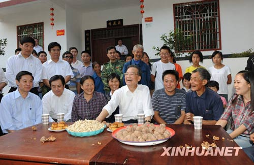 9月24日至26日，中共中央政治局常委、國務(wù)院總理溫家寶來到四川地震災(zāi)區(qū)考察指導(dǎo)災(zāi)后恢復(fù)重建工作，看望慰問廣大干部群眾。這是9月24日，溫家寶在青川縣涼水鎮(zhèn)涼華村災(zāi)后村民新居院內(nèi)向村民了解安居房建設(shè)情況。新華社記者黃敬文攝