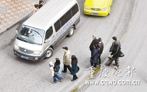 昨日，渝中區(qū)，不少路人隨意穿行在公路中 記者 楊帆 攝