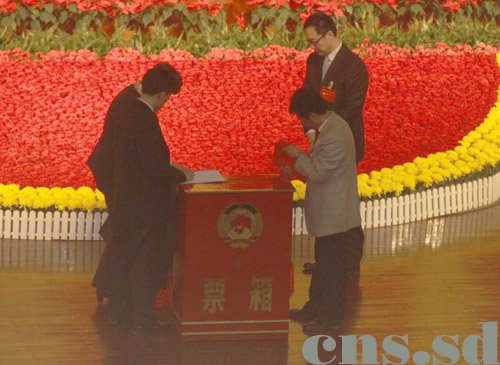 圖為監(jiān)票人和計(jì)票人在統(tǒng)計(jì)投票箱里的票數(shù)。（攝影：張璐）