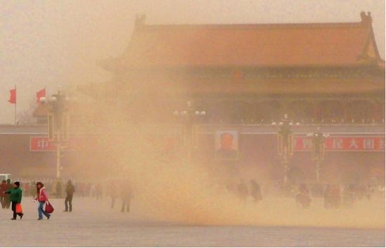 天安門(mén)廣場(chǎng)塵土飛揚(yáng)。圖/CFP