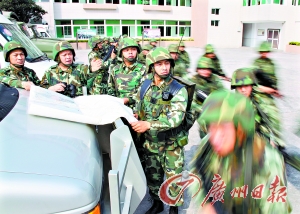 汕頭武警支隊(duì)在演練，反應(yīng)快速。
