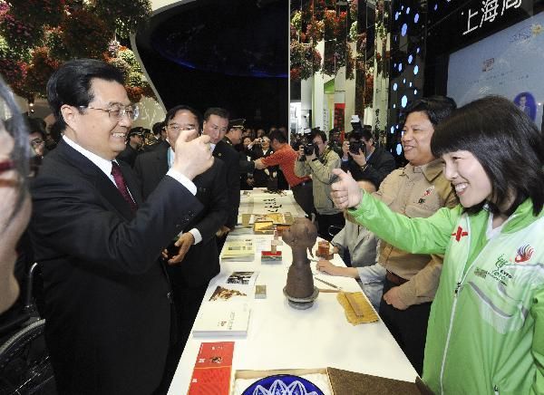 中央領(lǐng)導參觀上海世博園 親身體驗展示區(qū)(組圖)