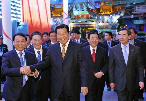 中央領(lǐng)導參觀上海世博園 親身體驗展示區(qū)(組圖)