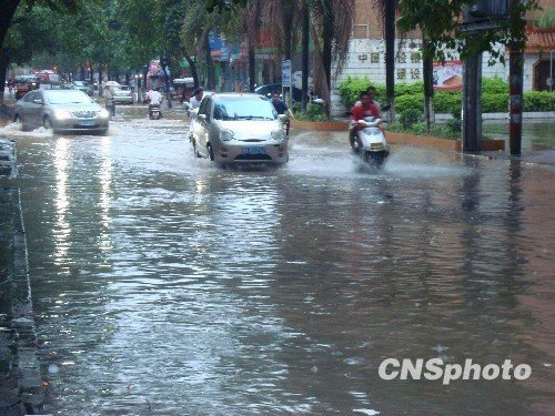 5月14日，暴雨后的廣西北流市新松路發(fā)生內(nèi)澇。受冷暖空氣共同影響，5月13日——5月14日廣西北部地區(qū)出現(xiàn)強(qiáng)降雨天氣，部分地區(qū)出現(xiàn)200毫米以上特大暴雨，廣西局部地區(qū)出現(xiàn)洪澇等次生災(zāi)害。 中新社發(fā) 張希友 攝