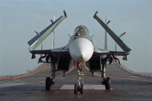 蘇-33型艦載戰(zhàn)斗機(jī)機(jī)翼外段和平尾可折疊。