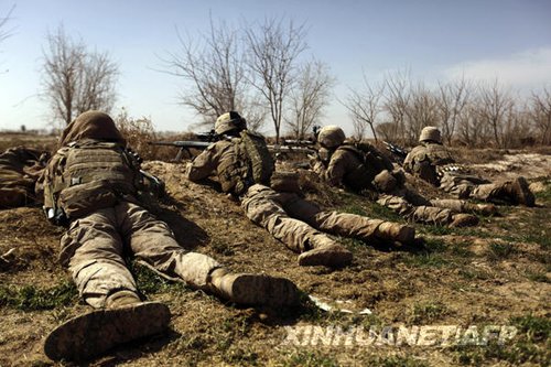 在阿富汗南部赫爾曼德省馬爾賈地區(qū)，美軍狙擊手在一次軍事行動中臥倒隱蔽。新華社/法新