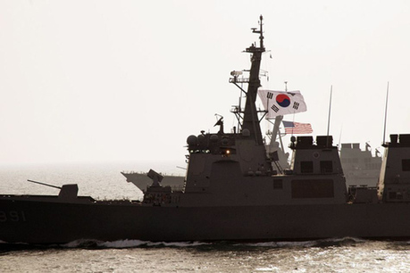 資料圖：韓國海軍宙斯盾艦與美國軍艦舉行聯(lián)合軍演。