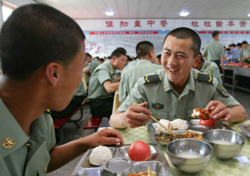 沈陽(yáng)軍區(qū)禁止個(gè)人用公款相互宴請(qǐng)，嚴(yán)格控制上下級(jí)和同志之間請(qǐng)吃吃請(qǐng)。