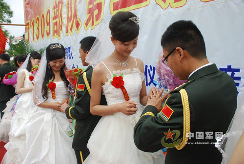 沈陽(yáng)軍區(qū)提倡為官兵舉辦集體婚禮。
