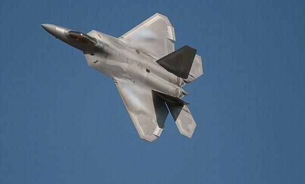 F-22進(jìn)行飛行表演。