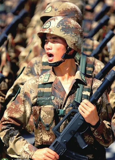 特種兵方隊(duì)在進(jìn)行閱兵式訓(xùn)練。新華社記者查春明攝