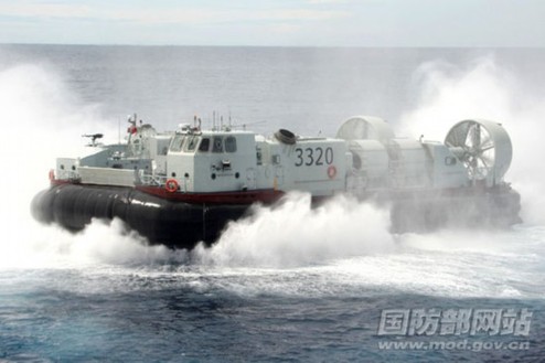 氣墊艇離開(kāi)母艦，首次駛向深藍(lán)。特約記者 鐘魁潤(rùn) 攝