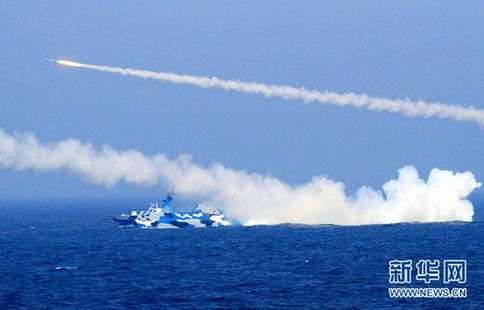 7月初，由海軍東海艦隊數(shù)十艘艦艇和十余架戰(zhàn)機(jī)組成的大型?？站庩?，在東海某海域進(jìn)行?？諏嵄鴮崗椦菥?。圖為新型導(dǎo)彈艇發(fā)射導(dǎo)彈時的壯觀情景。 新華社記者 查春明 攝