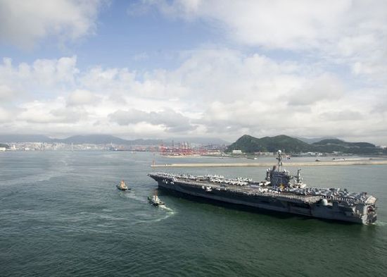 7月21日，參加韓美聯(lián)合軍事演習(xí)的美國航空母艦“喬治·華盛頓”號當日抵達韓國釜山港。
