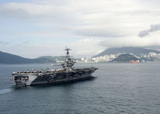 7月21日，參加韓美聯(lián)合軍事演習(xí)的美國航空母艦“喬治·華盛頓”號當(dāng)日抵達(dá)韓國釜山港。
