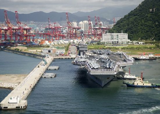 7月21日，參加韓美聯(lián)合軍事演習(xí)的美國航空母艦“喬治·華盛頓”號當(dāng)日抵達(dá)韓國釜山港。
