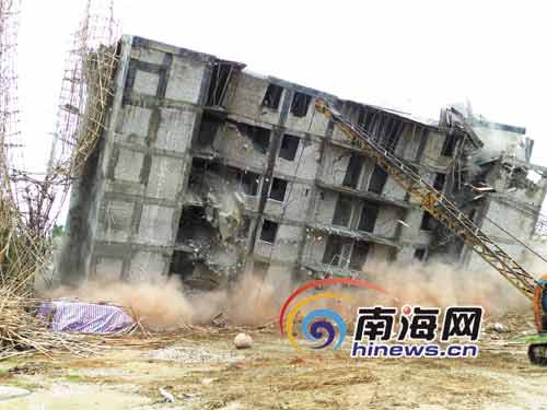 強拆現(xiàn)場，8層違建倒塌瞬間