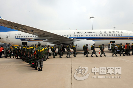 7月27日,濟(jì)南軍區(qū)某集團(tuán)軍在新鄭國際機(jī)場(chǎng),舉行了一次帶有實(shí)戰(zhàn)背景的航空輸送兵力演練。