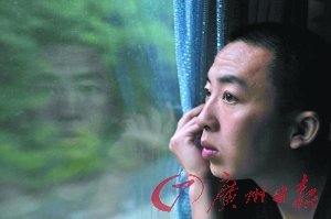 昨天凌晨4時(shí)，許霆從床鋪起來(lái)坐在窗邊直到天明。