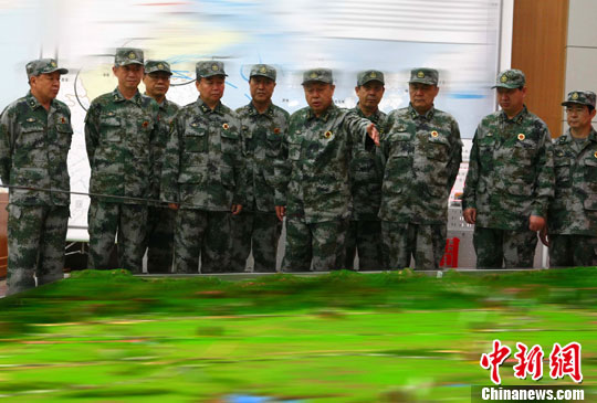8月3日，代號為“前衛(wèi)--2010”的濟南戰(zhàn)區(qū)防空部隊“單元合成”演練，在魯豫兩省拉開帷幕，軍區(qū)指揮部研究“戰(zhàn)況”。中新社發(fā) 宋吉河 攝