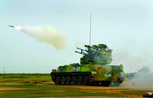 8月6日，濟(jì)南軍區(qū)防空部隊(duì)某型自行高炮攜帶導(dǎo)彈進(jìn)行射擊，首發(fā)擊毀目標(biāo)。新華社發(fā)