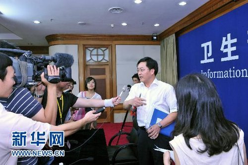 8月10日，衛(wèi)生部新聞發(fā)言人鄧海華（右二）在回答記者的提問(wèn)。新華社記者 何俊昌 攝
