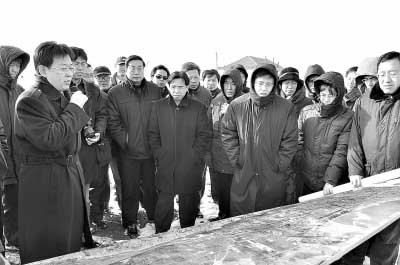 2010年1月，渤海海峽跨海通道課題組成員和國(guó)家發(fā)改委、交通運(yùn)輸部、鐵道部等國(guó)家部委研究人員共同到蓬萊考察、調(diào)研工程線路、登陸地點(diǎn)。左二為蓬萊市市長(zhǎng)張代令，左七為渤海海峽跨海通道課題組副組長(zhǎng)、魯東大學(xué)副校長(zhǎng)、環(huán)渤海發(fā)展研究中心主任柳新華教授。資料照片