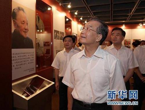 8月21日，溫家寶專程來到深圳博物館參觀《改革開放總設計師鄧小平》大型展覽，仔細觀看鄧小平生平事跡。今年是深圳特區(qū)成立30周年，中共中央政治局常委、國務院總理溫家寶于8月20日至21日深入深圳的企業(yè)、科研院所、口岸和社區(qū)，就發(fā)展戰(zhàn)略性新型產業(yè)，加快轉變經濟發(fā)展方式進行調研。新華社記者 劉衛(wèi)兵 攝