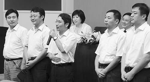 8月13日，北京市委組織部召開北京市2010年公開選拔領導干部工作新聞發(fā)布會，5名局級新任職人員亮相?！⊥踱曊x攝 