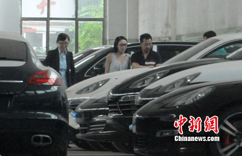黃海波帶準(zhǔn)老婆購(gòu)豪車 女友曾是任達(dá)華紅顏知己