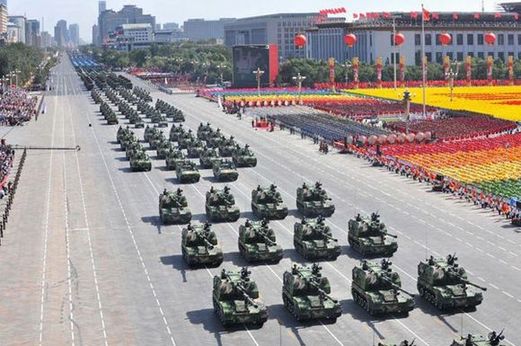 履帶自行加榴炮方隊(duì)通過天安門廣場.