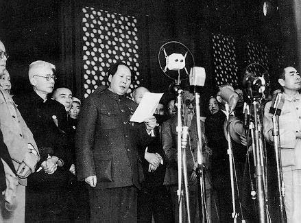 1949年10月1日下午2點55分，中華人民共和國中央人民政府成立，在首都北京舉行典禮。