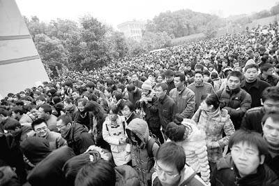 2009 年11月29日，在湖北武漢華中科技大學(xué)考點(diǎn)，考生們走進(jìn)考場。當(dāng)天，2010年度中央機(jī)關(guān)及其直屬機(jī)構(gòu)公務(wù)員錄用考試公共科目筆試在全國31個(gè)考區(qū)的44個(gè)城市的800多個(gè)考點(diǎn)同步開考，有近百萬人參加考試。 王瀟瀟/CFP 
