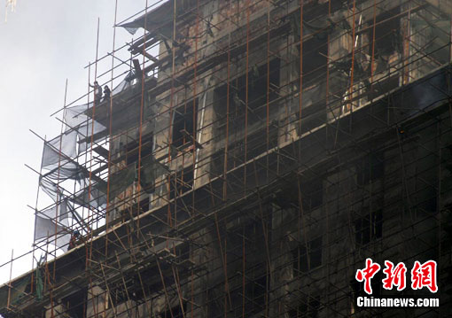現(xiàn)場(chǎng)可清楚看到樓內(nèi)有工人被困。