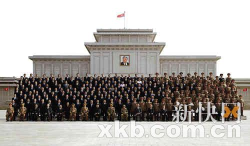 朝中社9月30日發(fā)布了金正日與朝鮮新領(lǐng)導機構(gòu)其他成員合影留念的照片，外媒指稱紅圈中者就是“金的兒子”金正銀。 新華社發(fā)