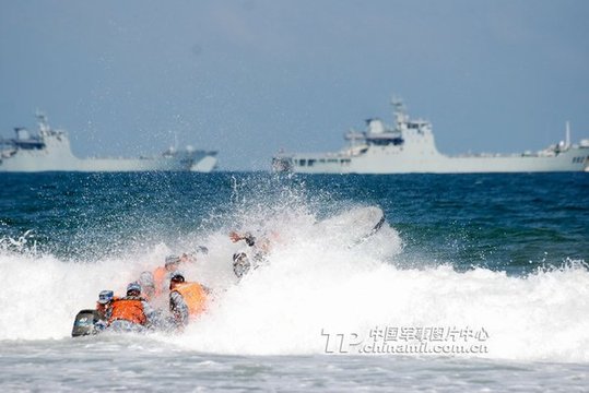 海軍陸戰(zhàn)隊某旅在惡劣海況下與登陸艦配合進行裝卸載訓(xùn)練。宋春偉 攝影報道