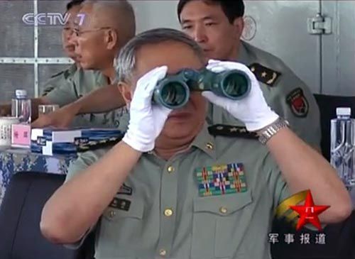 央視新聞視頻截圖：7月26日，中央軍委委員、總參謀長(zhǎng)陳炳德在南海觀摩海軍多兵種合同實(shí)兵實(shí)彈演練。