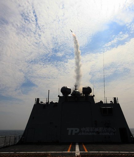東海艦隊(duì)529艦發(fā)射對(duì)空導(dǎo)彈。