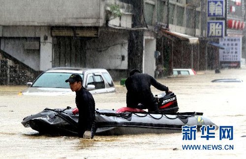 10月21日，救援人員出動(dòng)橡皮艇在臺(tái)灣宜蘭縣蘇澳地區(qū)救災(zāi)。新華社發(fā)