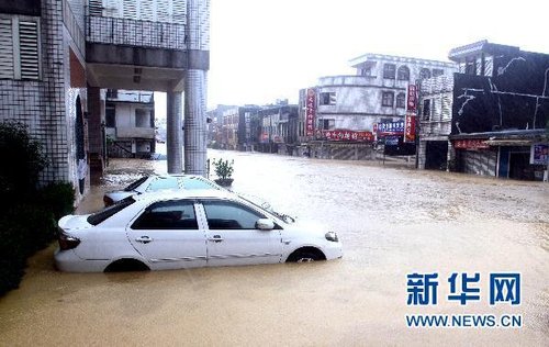 10月21日，洪水將臺(tái)灣宜蘭縣蘇澳地區(qū)街道淹沒(méi)。新華社發(fā)