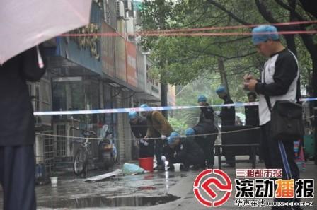 刑警正在現(xiàn)場(chǎng)勘驗(yàn)。  實(shí)習(xí)記者 傅聰 攝