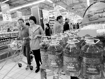 上周統(tǒng)計(jì)數(shù)據(jù)顯示，食用油價(jià)格較前一周有所上漲商報(bào)記者 王棣/攝 