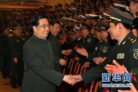 11月2日，中共中央總書記、國家主席、中央軍委主席胡錦濤在北京會見出席全軍武器裝備成建制成系統(tǒng)形成作戰(zhàn)能力和保障能力建設(shè)工作會議的代表。中共中央政治局常委、國家副主席、中央軍委副主席習(xí)近平一同會見。 新華社記者李剛攝