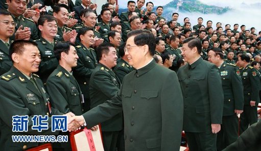 10月27日，中共中央總書記、國(guó)家主席、中央軍委主席胡錦濤在北京會(huì)見國(guó)防大學(xué)第五次黨代表大會(huì)全體代表。新華社記者 李剛 攝