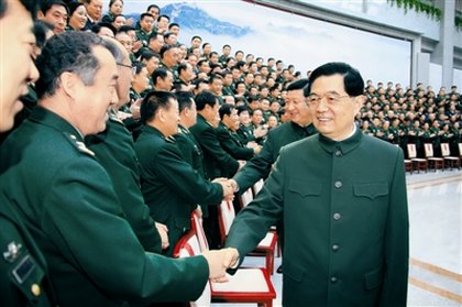 解放軍報(bào)圖片：10月27日，中共中央總書記、國(guó)家主席、中央軍委主席胡錦濤在北京會(huì)見國(guó)防大學(xué)第五次黨代表大會(huì)全體代表。中共中央政治局常委、國(guó)家副主席、中央軍委副主席習(xí)近平一同會(huì)見。本報(bào)記者 周朝榮攝