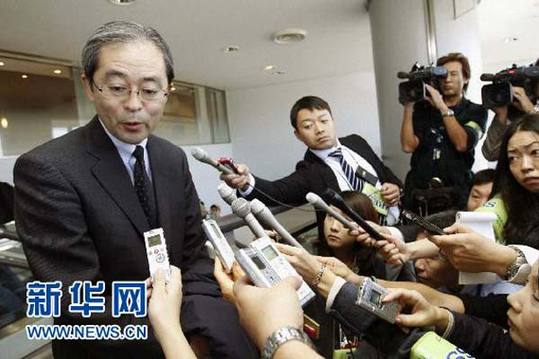  11月3日，日本駐俄羅斯大使河野雅治抵達(dá)日本成田機(jī)場(chǎng)后回答記者提問(wèn)。當(dāng)日，暫時(shí)被召回的日本駐俄羅斯大使河野雅治抵達(dá)日本首都東京。 新華社/共同社