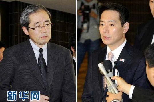 11月3日拍攝的拼版照片顯示：日本駐俄羅斯大使河野雅治在東京向日外相前原誠司匯報完后走出日本外務(wù)省（左）和日本外相前原誠司接受記者采訪（右）。當(dāng)日，暫時被召回的日本駐俄羅斯大使河野雅治抵達(dá)日本首都東京，并向日外相前原誠司匯報此次俄總統(tǒng)視察爭議島嶼的相關(guān)情況。 新華社/共同社