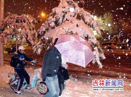 行人在雪中艱難行進。（來源：吉林新聞網(wǎng)張猛攝） 